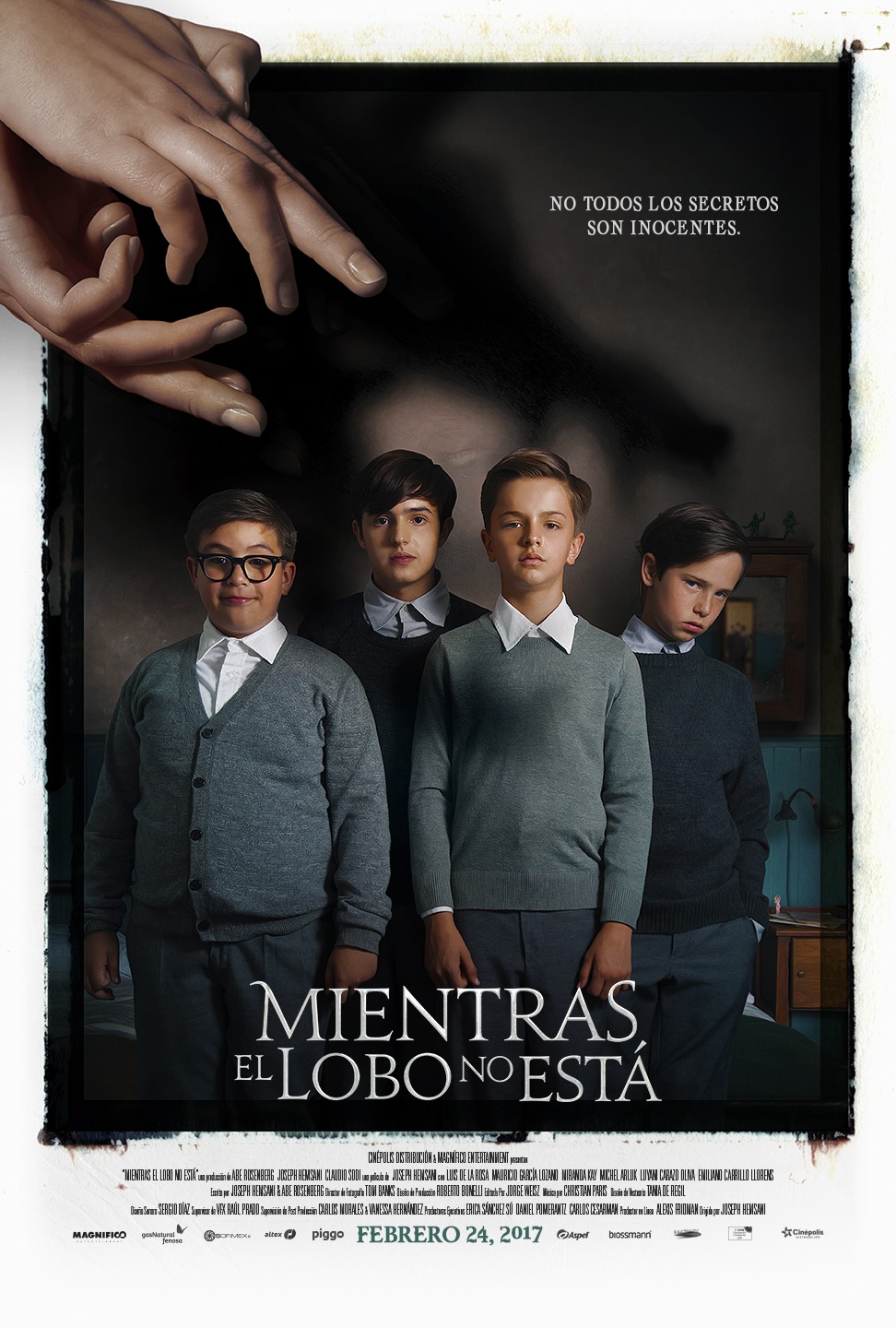 Extra Large Movie Poster Image for Mientras el Lobo No Está (#3 of 4)
