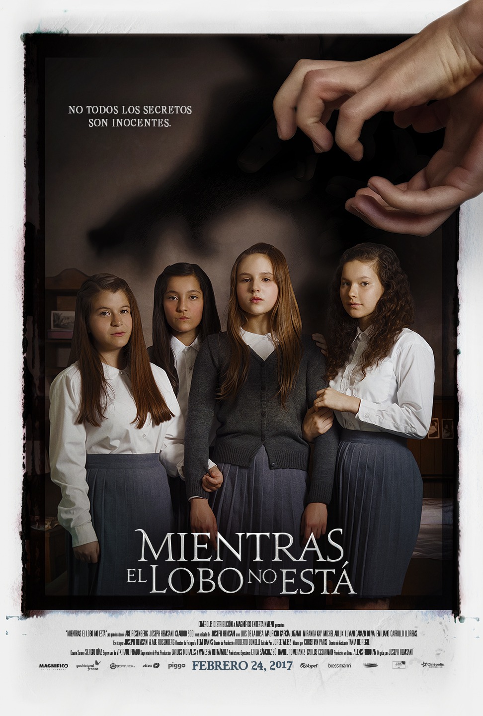 Extra Large Movie Poster Image for Mientras el Lobo No Está (#4 of 4)