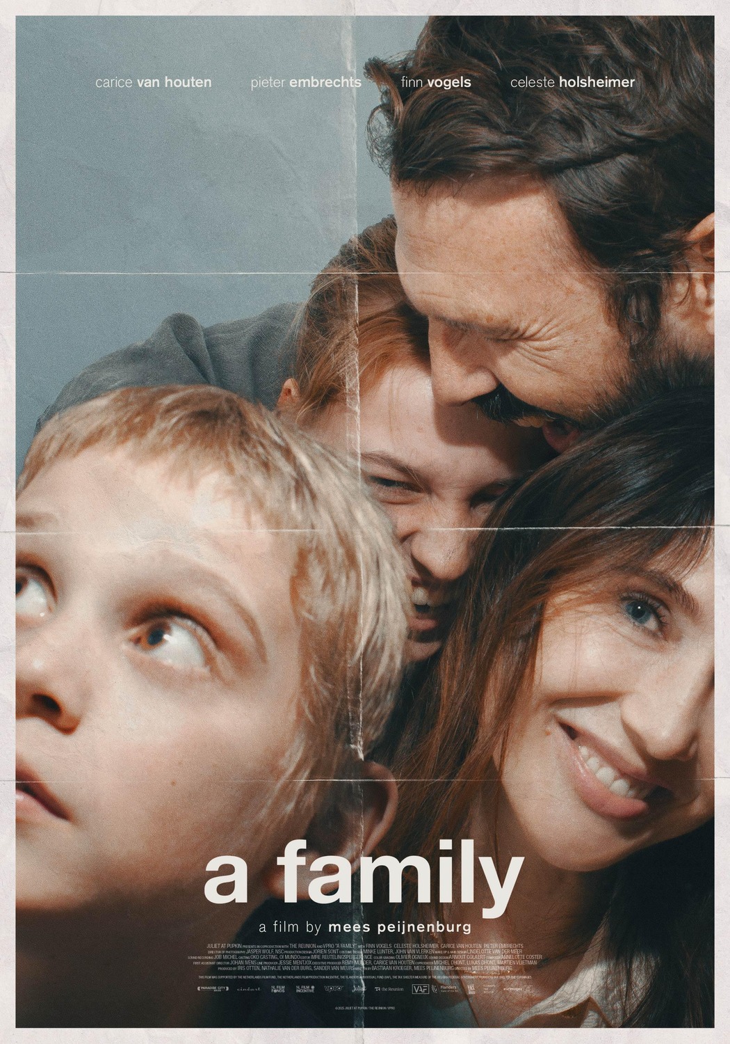 Extra Large Movie Poster Image for A Family 